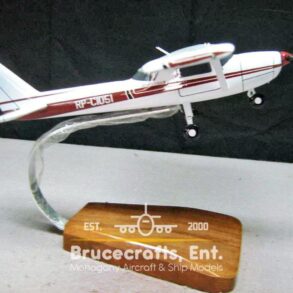 Model of Cessna 152 (RP-C1051) with detailed craftsmanship.